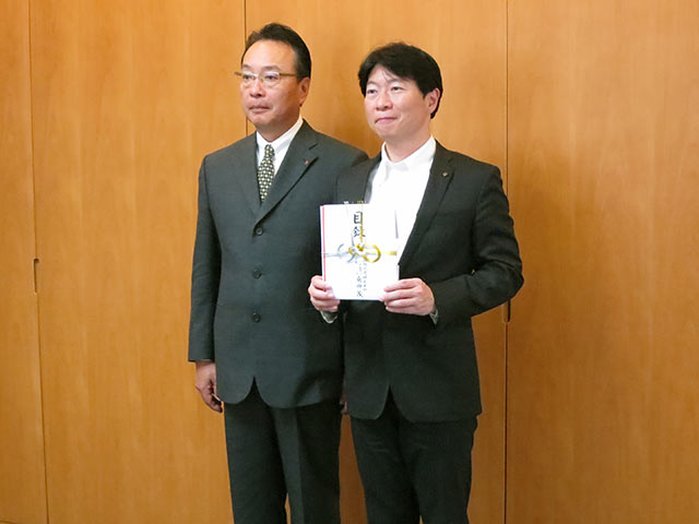左：桑田代表取締役社長　右：伊原木県知事