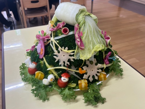 大学生が作った大きなツリーも登場!