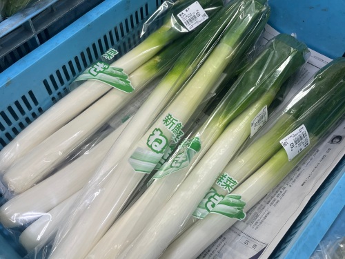 販売されている白ネギがカゴに入っている