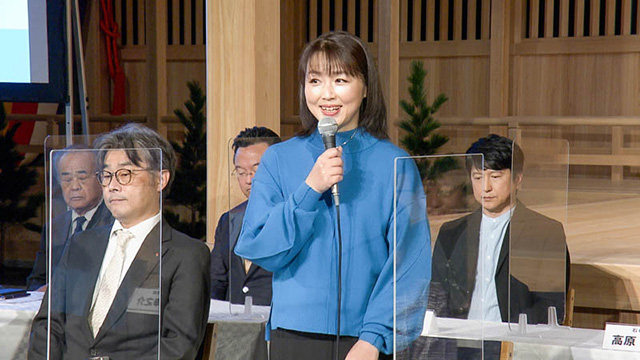 映画への思いを語る母親・有希子さん役の小林章子