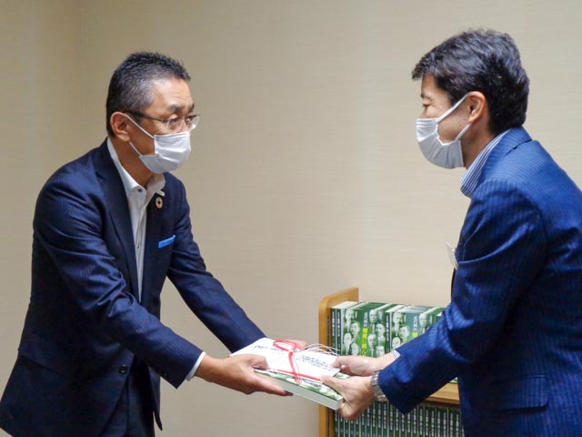 里見俊樹社長、中本正行館長