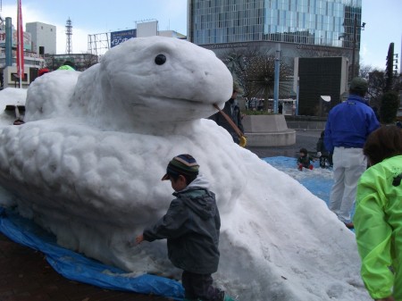 雪で作った巳の滑り台