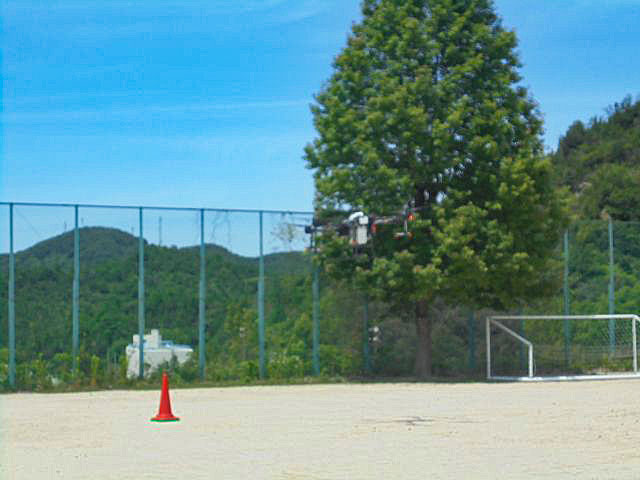 玉野スポーツセンター　飛行中のドローン