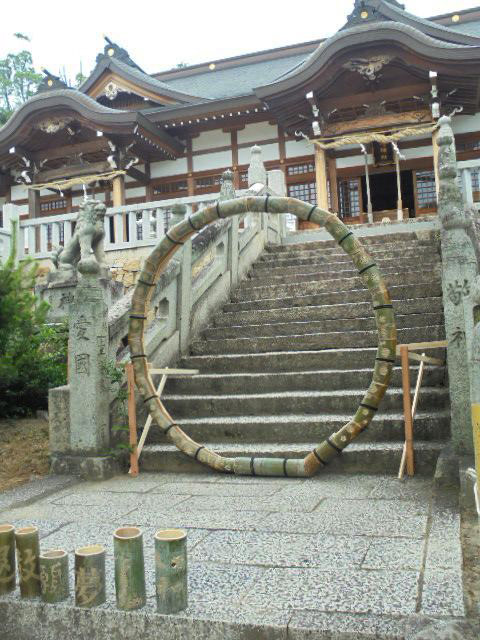 鶴崎神社の入り口には大型の竹輪が