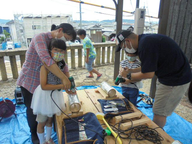 鶴崎神社　竹灯りを作成している様子