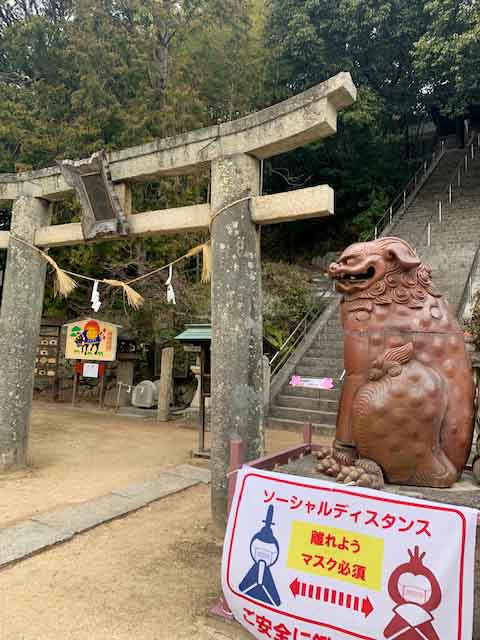 神社に掲示されたソーシャルディスタンスの案内