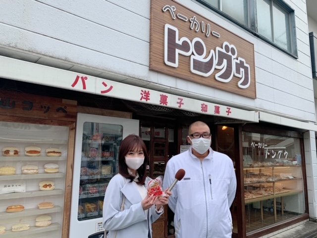 トングウ店舗前、吉田さんと