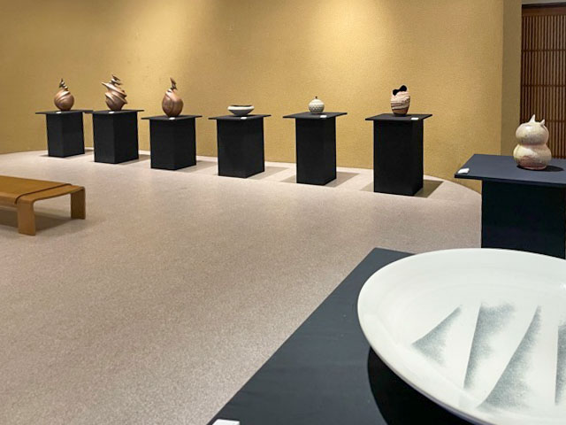 「〜陶〜それぞれの歩み」展の展示の様子