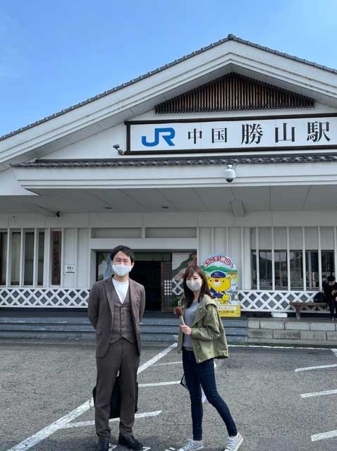 JR中国勝山駅で福本さんと