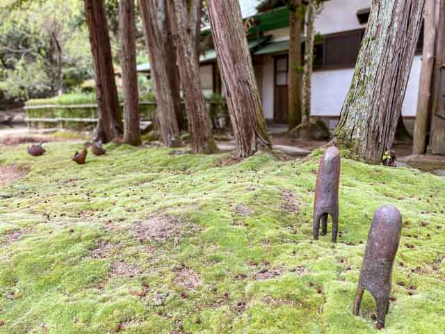 寺に展示されるアート作品