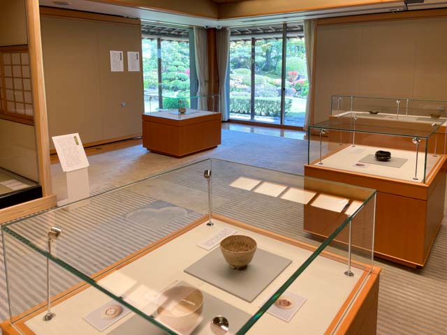 「茶の湯事始－利休と織部－」展示の様子