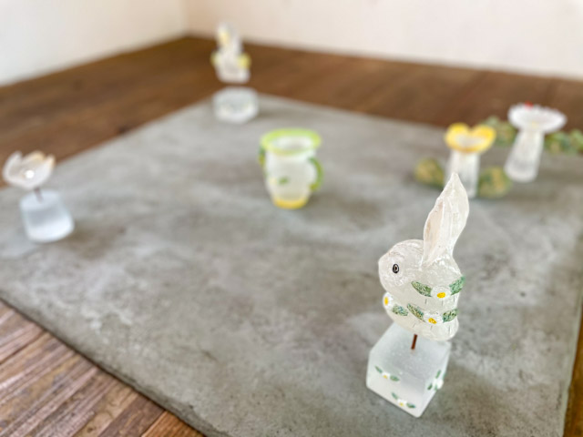 ウサギやウマなどをモチーフにしたガラスのオブジェやランプ