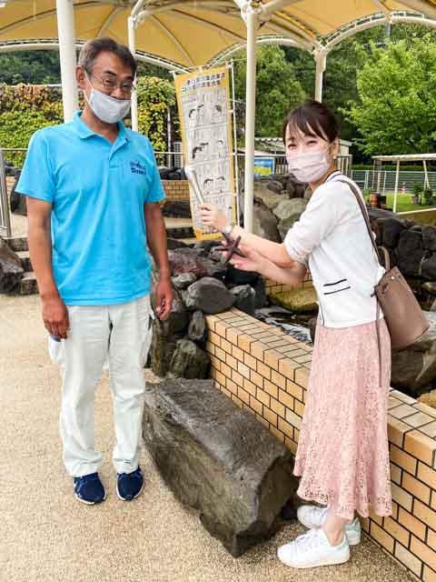 館長の岡秀彦さんと