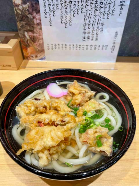 人気のイカ入りぶっかけうどん