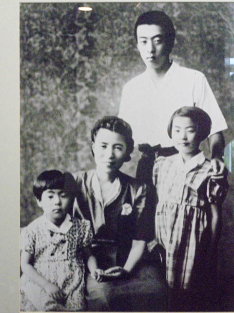 吉行理恵さん（写真一番左）と家族