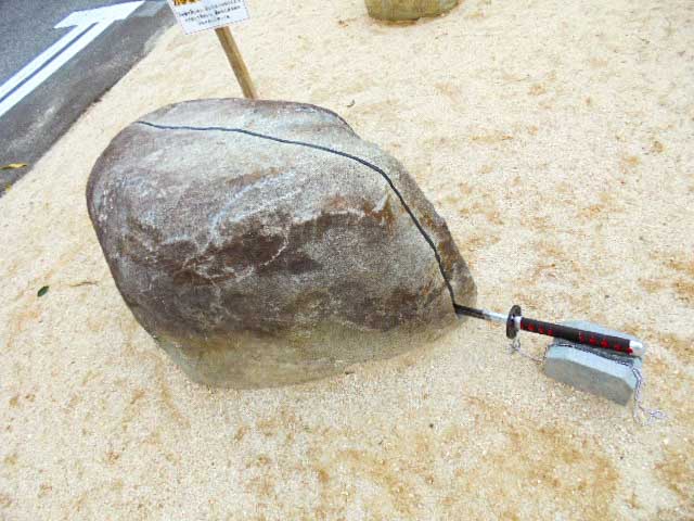 刀で切られた石の彫刻作品