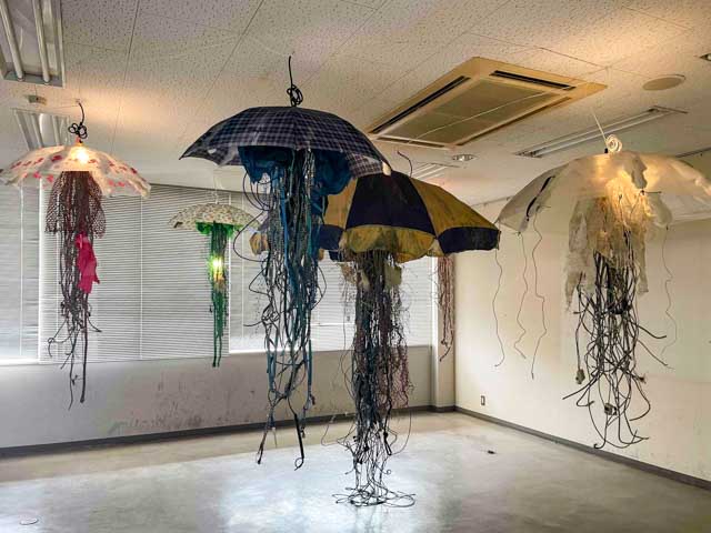 捨てられた傘をクラゲに見立てたアート作品