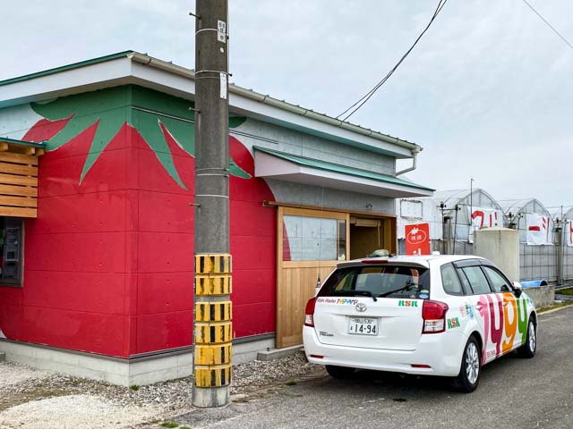 笑卓農園の建屋とラジオカー