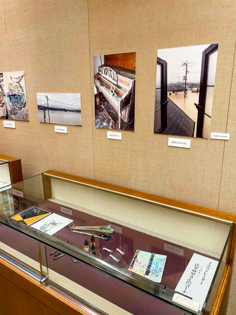 当時の写真や画材の展示