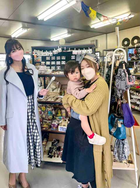 赤ちゃん店長のなおちゃん、スタッフの西村さんと