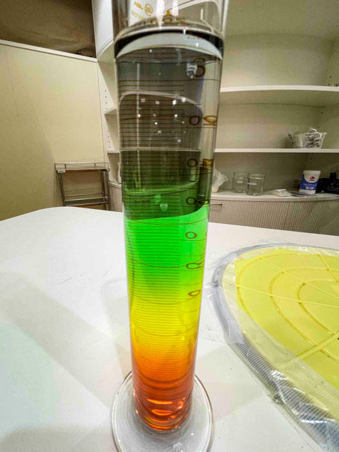 実験でできた虹色の水