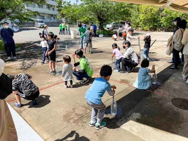 自動噴水の体験学習をする子どもたち