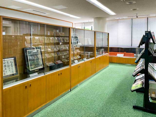 坪田譲治の写真や書籍等も展示