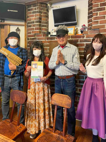 演奏家の今井勉さんと、ピアノ＆鍵盤ハーモニカ奏者の武藤美鶴さん、オーナーの西崎さん