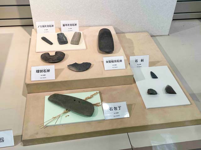 石斧などの出土品