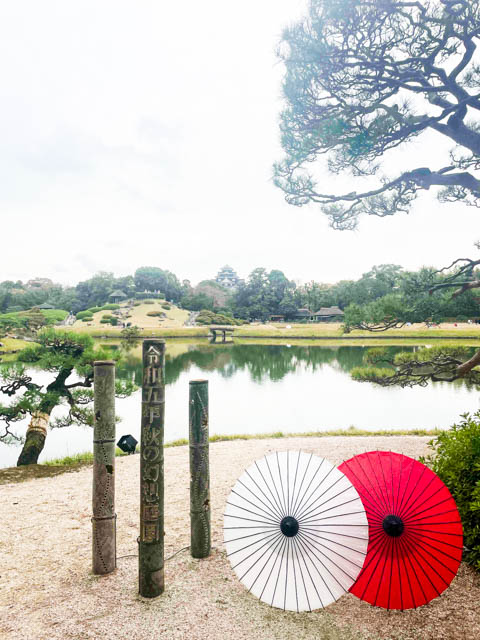 秋の幻想庭園と刻まれた竹と紅白傘