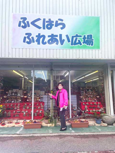 店頭に飾られたお雛様とお店の方