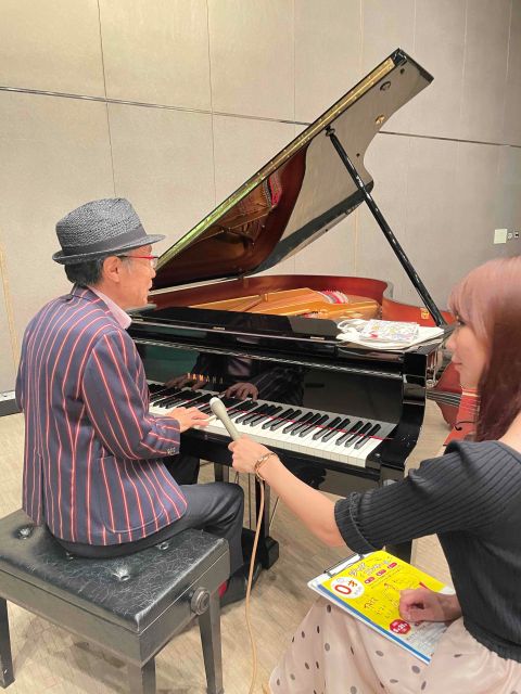 ピアノを弾くKuni Mikamiさん