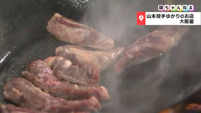 フライパンで焼かれる肉