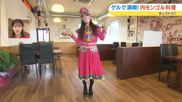 モンゴルの衣装を着た新田アナウンサー