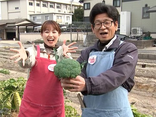 難波リポーターとブロッコリーを持つたむたむ