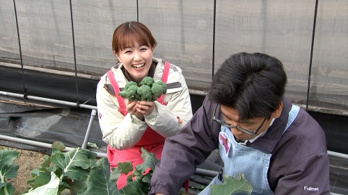 ブロッコリーのわき芽を持って嬉しそうな難波リポーター