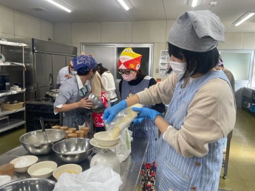 米粉を使ったスイーツ作りの様子