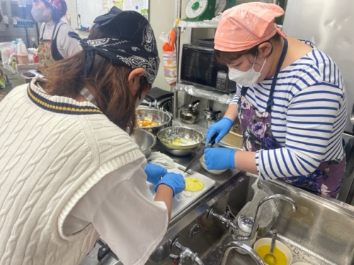 調理に集中されている様子