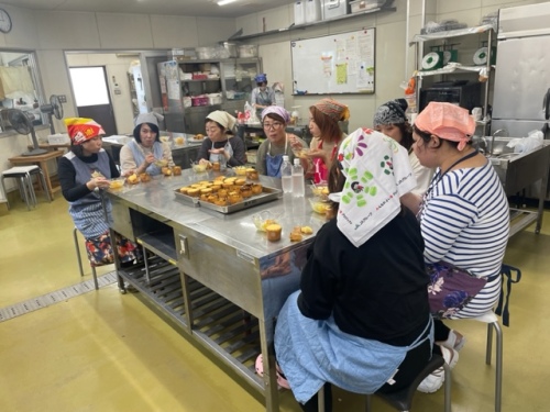 スイーツを試食されている様子