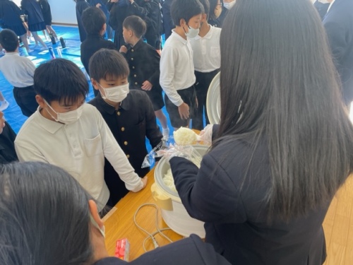 ご飯を取り分ける高校生①