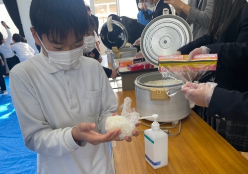 おにぎりを握る小学生①