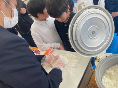 ご飯を取り分ける高校生②