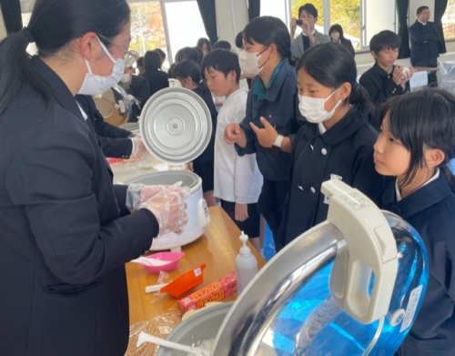 順番を待つ小学生
