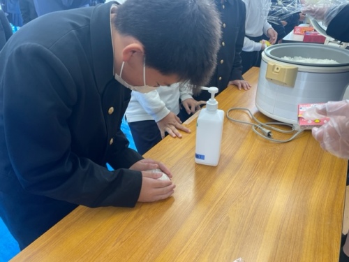 おにぎりを握る小学生②
