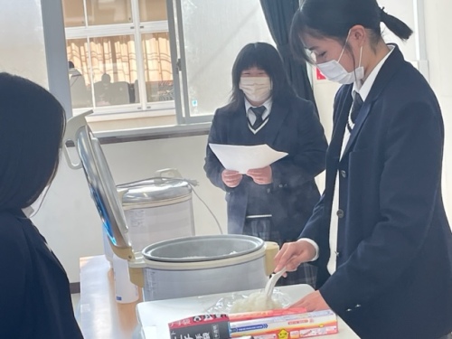 ご飯を取り分ける高校生③