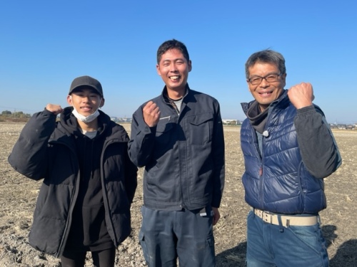 片岡農産の難波宏城さんと中西凌久さんと片岡さん