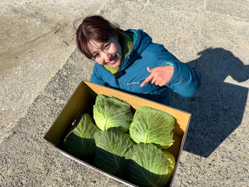 牛窓のキャベツを持つ難波さん