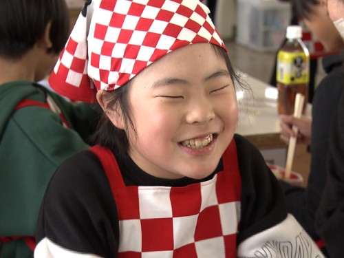 晴寿司を食べて満面の笑みの生徒