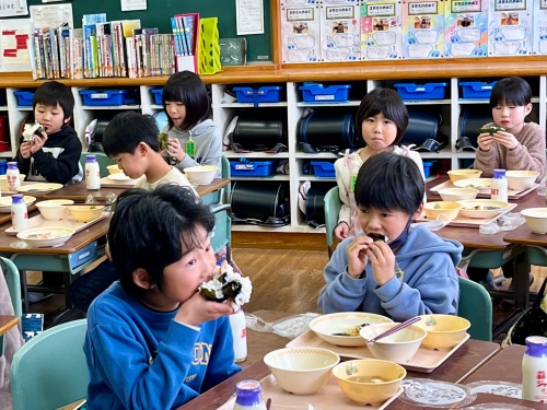 みんなでおにぎりを食べる様子