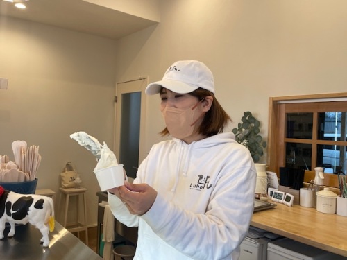 ジェラートをカップに入れる裕香さん